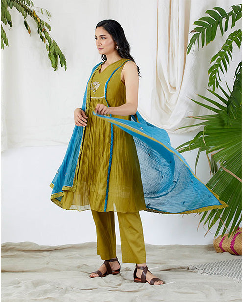 Unique pearl yoke attire