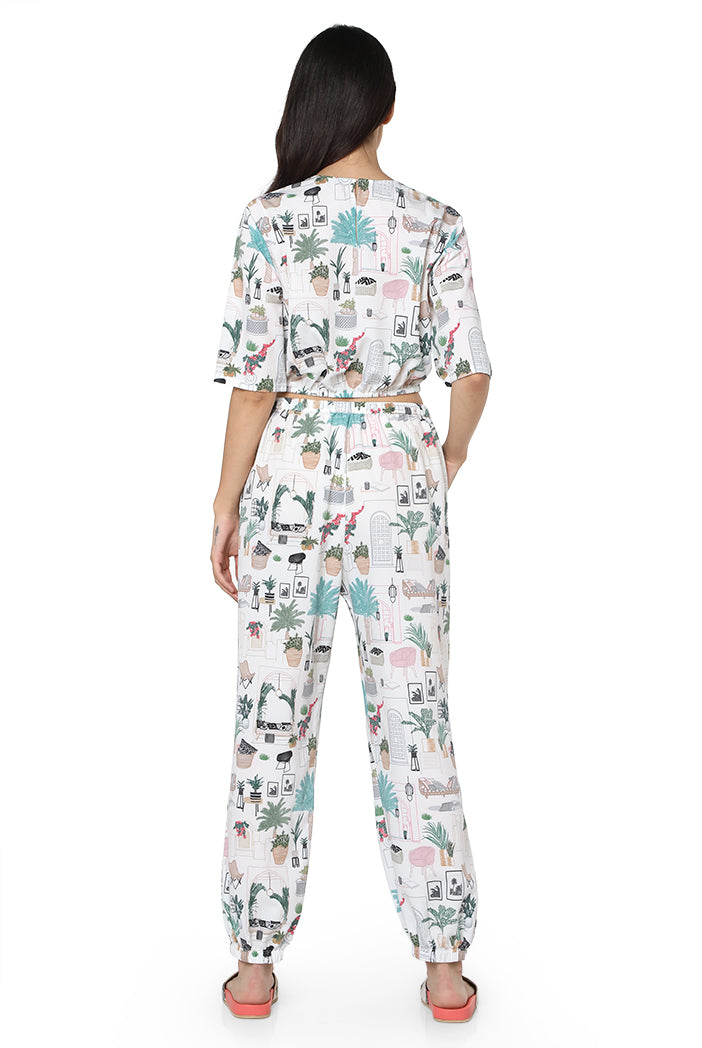 Fitted waist jogger pant with elastic waist closure